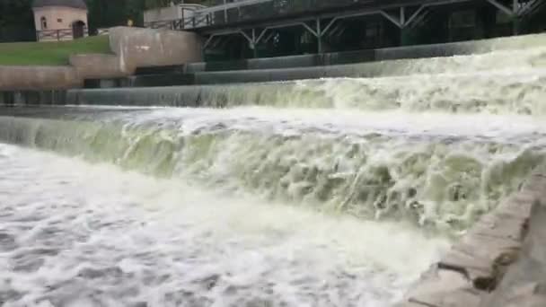 Vattenfallet Faller Bron Kaskader Betongavsatser För Fans Industriell Arkitektur — Stockvideo