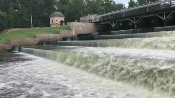 Wasserfall Fällt Unter Der Brücke Kaskaden Auf Betonvorsprüngen Ein Blick — Stockvideo