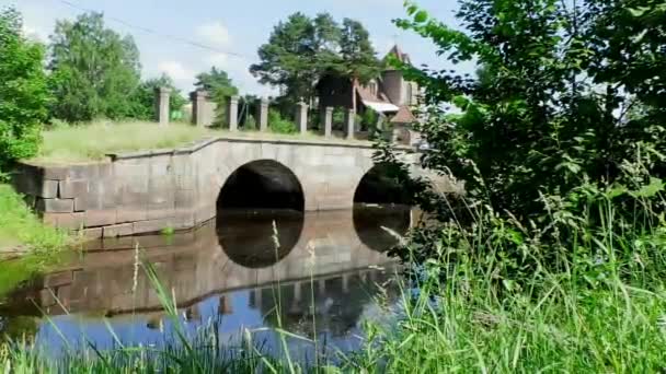 Μια Παλιά Γέφυρα Πάνω Από Ποτάμι Μεσαιωνική Αρχιτεκτονική Της Ευρώπης — Αρχείο Βίντεο