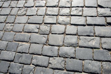 Eski bir kaldırım taşı yolu.
