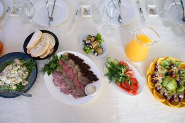 Misafirler için yemek dolu bir masa..