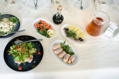 Misafirler için yemek dolu bir masa..