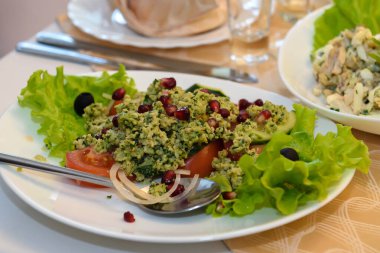 Misafirler için yemek dolu bir masa..