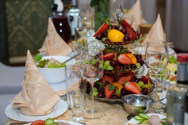 Een tafel met gerechten voor de receptie van gasten. — Stockfoto