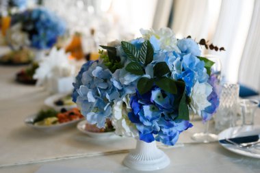 Bir ziyafet partisinde yemek masasının şenlikli tasarımı..