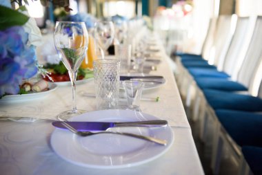 Bir ziyafet partisinde yemek masasının şenlikli tasarımı..