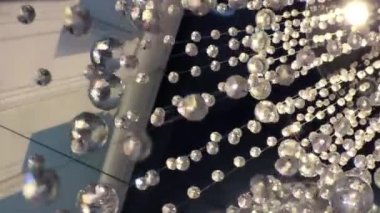 Parlayan cam topların sihirli ışığı. Sallanan sallanan çelenkler..