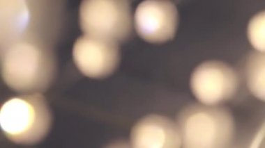 Parlayan cam topların sihirli ışığı. Sallanan sallanan çelenkler..