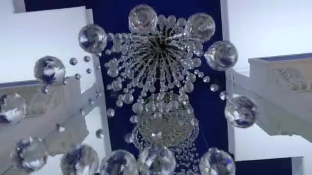闪闪发光的玻璃球的神奇光芒 多面球吊起的摆动花环 — 图库视频影像