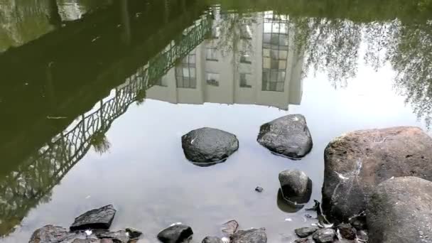 Отражение Воде Дома Моста Концепция Городской Жизни — стоковое видео