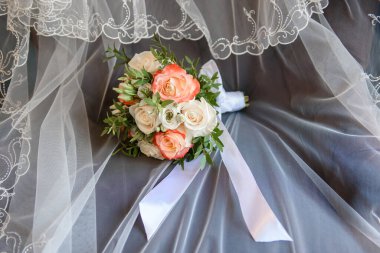 Tören için düğün çiçeği aksesuarı. Duvağın üzerinde ide 'nin buketi..