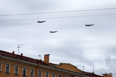 Süpersonik askeri uçaklar uçuyor..