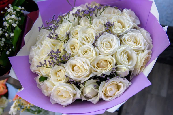 Festliches Geschenk Blumen Für Den Helden Des Tages — Stockfoto