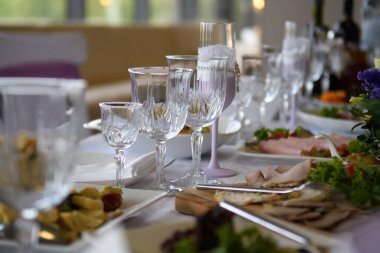 Resepsiyon odasında şenlikli yemekler..