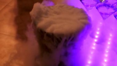 Kovadaki kuru buz duman çıkarıyor. Bir partide katı gaz karbondioksit CO2.