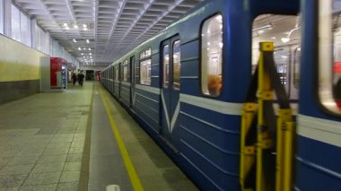 Metro, trafik, metro, tren bekliyorsun