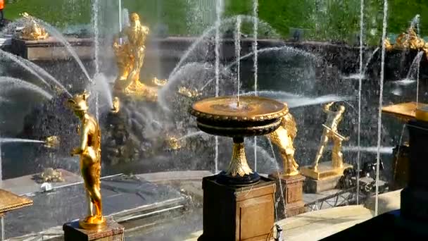 Les fontaines de Peterhof — Video