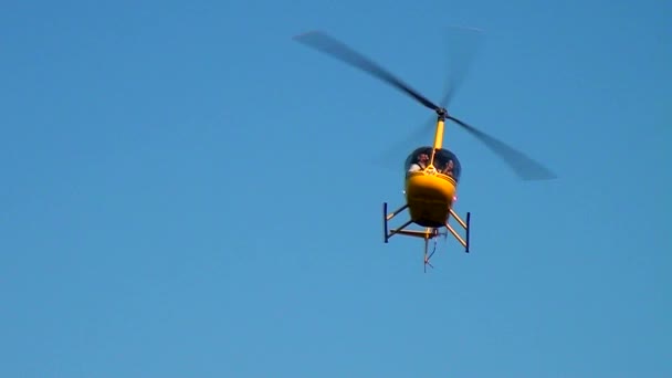 空に黄色いヘリコプター — ストック動画