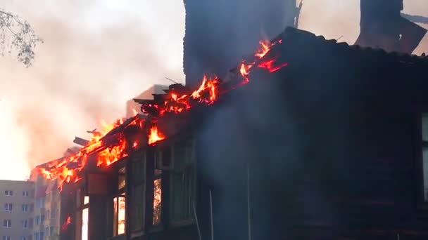 Casa en llamas — Vídeos de Stock