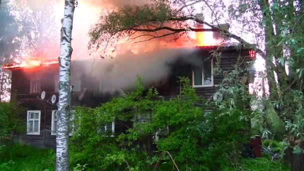Пожар в жилом доме — стоковое видео