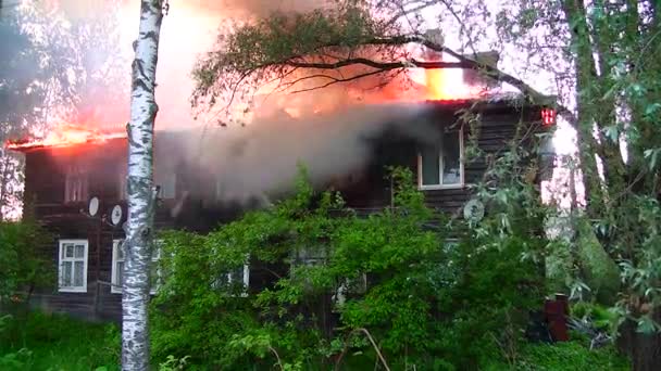 El fuego en una casa de apartamentos — Vídeo de stock