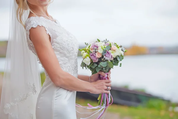 Belle mariée avec bouquet de mariage — Photo