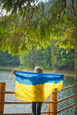 Genç kız Ukrayna bayrağı gölü etrafında bizimkiler yaşar holding