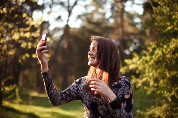 晴れた日の午後、selfie を取ってきれいな女の子 — ストック写真
