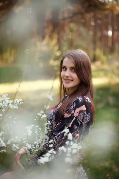 Beautiful blonde woman in blooming garden. — Stock Photo, Image