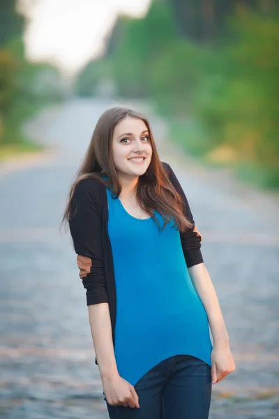 Schöne moderne junge städtische Frau — Stockfoto