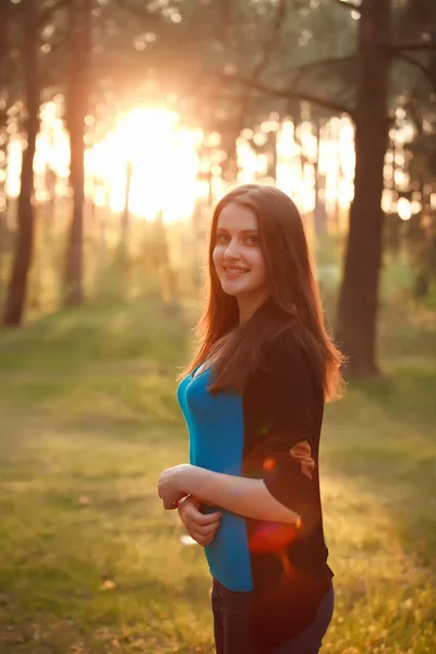 Lovely girl hippie walks in the park at sunset. — Stock Photo, Image