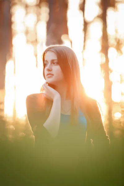 Sad girl walks in the park at sunset. — Stock Photo, Image