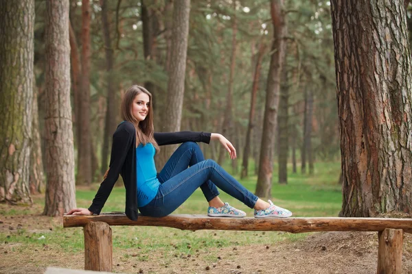 Belle fille dans un parc en été, regardez à la caméra — Photo