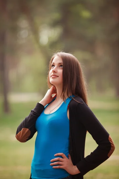 Schöne brünette Mädchen in einem Park im Sommer — Stockfoto