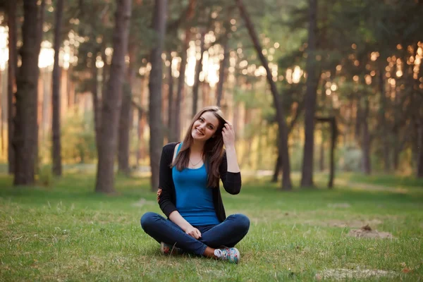 Belle fille dans le parc — Photo