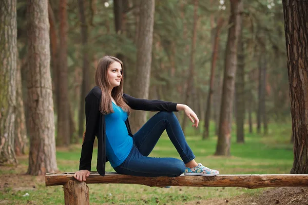 Красива дівчина в парку влітку — стокове фото
