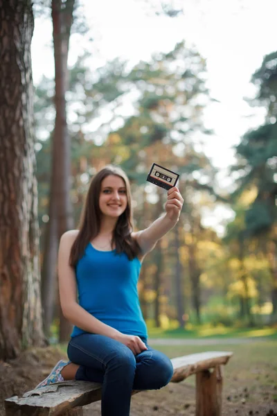 Fille avec cassette audio dans ses mains — Photo