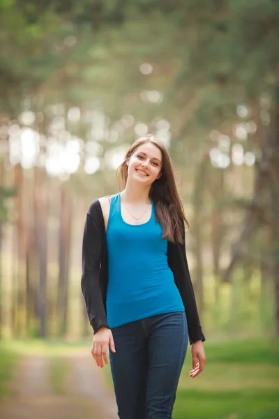 Junge Frau läuft in Park — Stockfoto