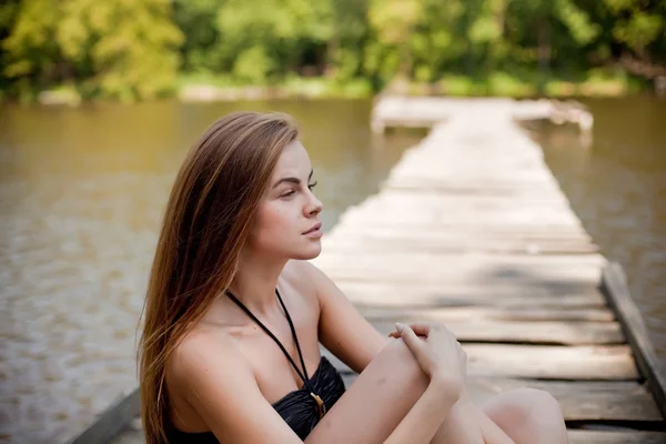 Fille en maillot de bain posant au coucher du soleil — Photo