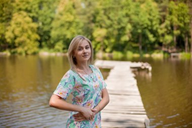 Gün batımında doğada kız