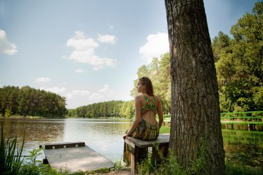 Nehri yakınında düşünceli kadın