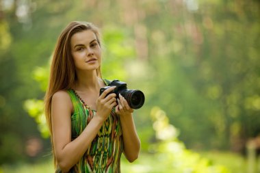 Doğa bir kamera ile fotoğraf çekmek kız