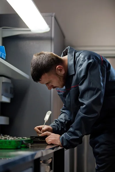 Meccanico automatico al lavoro nel suo garage — Foto Stock