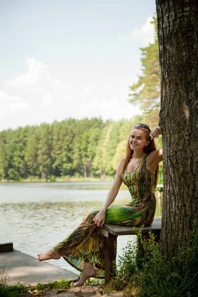 Frau in Flussnähe — Stockfoto