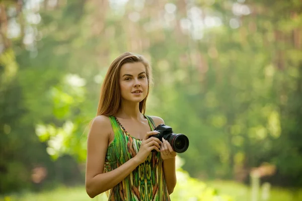 Doğa bir kamera ile fotoğraf çekmek kız