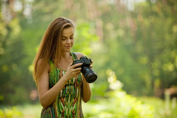 Doğa bir kamera ile fotoğraf çekmek kız