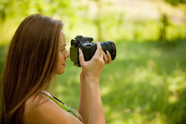 Doğa bir kamera ile fotoğraf çekmek kız