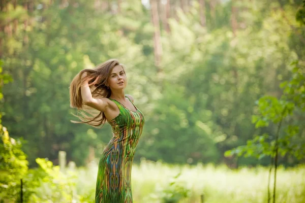 Retrato de una hermosa morena en un parque — Foto de Stock