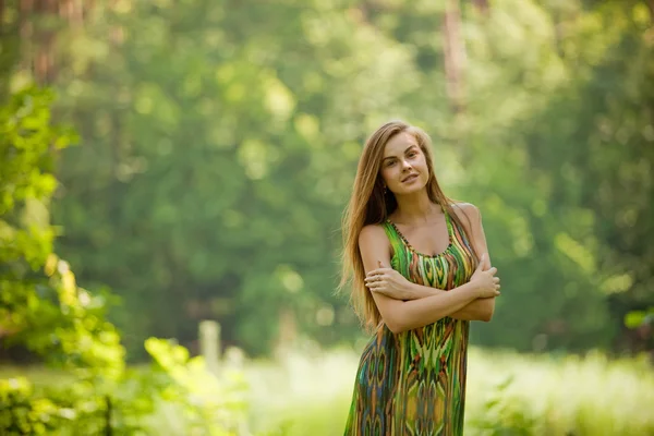 Portrait d'une belle brune dans un parc — Photo