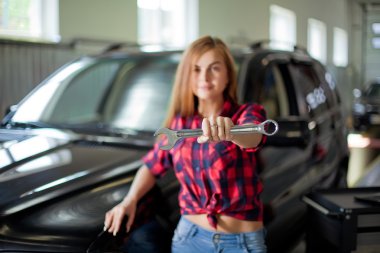 Tamirci anahtarı bir garajda genç bir kadınken